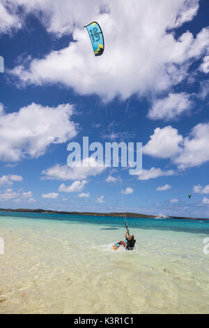 Le kitesurf dans le calme et les eaux turquoise de la mer des Caraïbes de l'île Green Antigua-et-Barbuda Antilles île sous le vent Banque D'Images