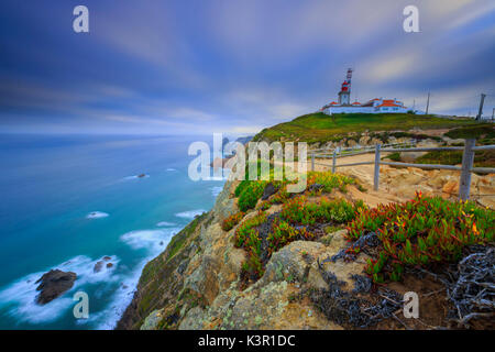 Lever de Soleil sur le cap et le phare de Cabo da Roca donnant sur l'Océan Atlantique Sintra Portugal Europe Banque D'Images