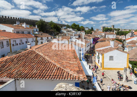 Vue de la ville fortifiée d'Obidos à l'origine une colonie romaine précoce Oeste Leiria Portugal Europe District Banque D'Images
