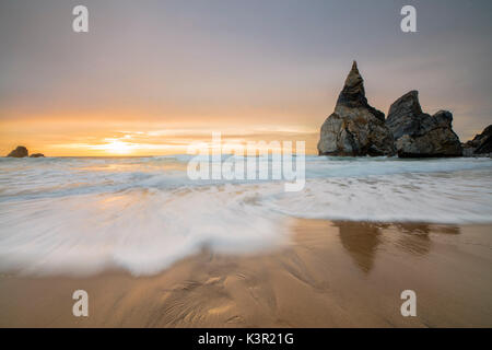 Ocean vagues se brisant sur la plage de Praia da Ursa au coucher du soleil au milieu des falaises Cabo da Roca Colares Sintra Portugal Europe Banque D'Images