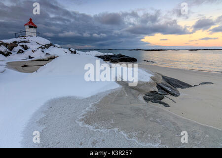 L'Arctique bleu crépuscule sur la plage entouré de neige et de glace l'Île Vestvagoy sable Eggum Lofoten, Norvège Europe Banque D'Images