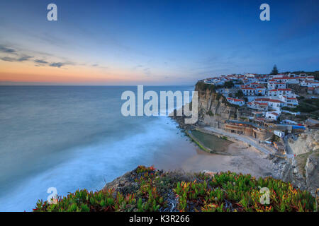 Les couleurs douces de l'océan et du châssis du crépuscule le village de Praia das Maçãs Sintra Portugal Europe