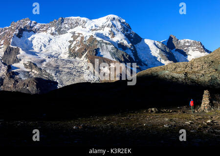 Randonneur admire les sommets enneigés du Breithorn Zermatt Canton du Valais Alpes Pennines Suisse Europe Banque D'Images