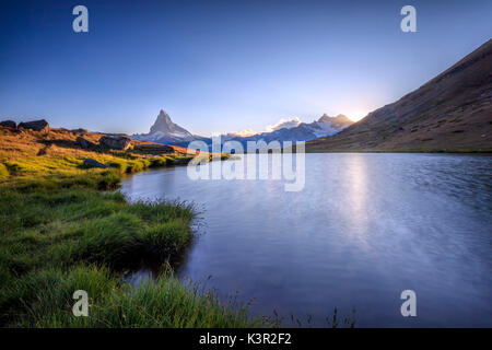 Coucher du soleil au lac Stellisee en arrière-plan le Mont Cervin Zermatt Alpes Pennines Canton du Valais Suisse Europe Banque D'Images