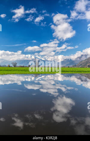 La réserve naturelle de Pian di Spagna inondé de sommets enneigés reflètent dans l'eau la Valtellina Lombardie Italie Europe Banque D'Images