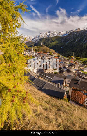 Avis de Ardez village entouré de bois et des sommets enneigés Basse-engadine Canton des Grisons Suisse Europe Banque D'Images