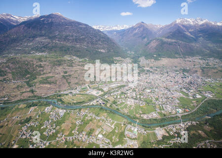 Vue aérienne de Sondrio et groupe de la Bernina Valtellina Lombardie Italie Europe inférieur Banque D'Images