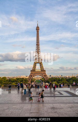 La Tour Eiffel Champ de Mars Paris France Europe Banque D'Images