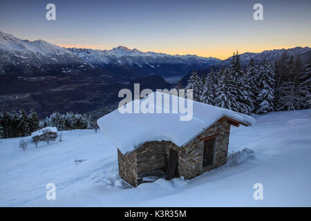 Lumières de l'aube sur la neige couverts abris et arbres Tagliate Di Sopra Gerola Valley Alpes Orobie Valtellina Lombardie Italie Europe Banque D'Images