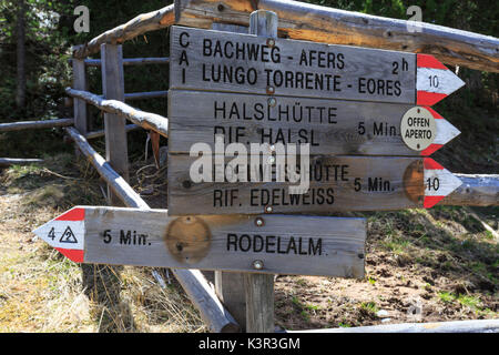 Les enseignes, pour les randonneurs à Passo delle Erbe. Sass de Putia. Dolomites Tyrol du Sud Puez Odle Italie Europe Banque D'Images