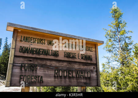 Les enseignes, pour les touristes et randonneurs à Passo delle Erbe. Sass de Putia. Dolomites Tyrol du Sud Puez Odle Italie Europe Banque D'Images