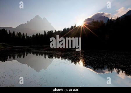 Les Trois Cimes de Lavaredo se reflètent dans le lac Antorno au lever du soleil. Veneto Dolomites de Sesto Italie Europe Banque D'Images