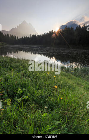 Les Trois Cimes de Lavaredo se reflètent dans le lac Antorno au lever du soleil. Veneto Dolomites de Sesto Italie Europe Banque D'Images