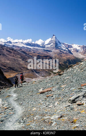 Les randonneurs se dirigent vers le Mont Cervin. Zermatt Canton du Valais Alpes Pennines Suisse Europe Banque D'Images