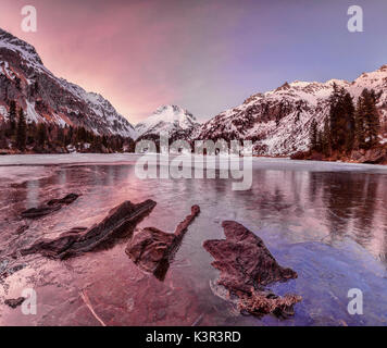 Vue de la vallée de Bregaglia au lever du soleil du Lac de Cavloc. Engadine. La Suisse Banque D'Images