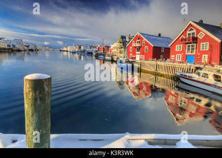 Vue depuis la jetée sur le canal Henningsvær négligées par les maisons de pêcheurs. Iles Lofoten. La Norvège. L'Europe Banque D'Images