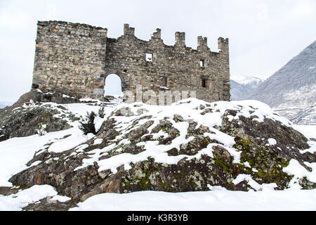 La tour ouest de Castel Grumello. Montagna en Valteline, Valtellina, Lombardie, Italie Europe Banque D'Images