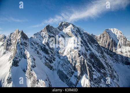 Vue aérienne de Pizzo Cengalo couvertes de neige. Val Bondasca, Val Bregaglia, Canton des Grisons, Suisse Europe Banque D'Images