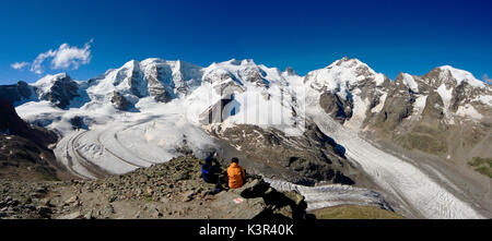 Les randonneurs à la recherche à l'immensité des glaciers du Refuge Diavolezza de Bernina. Engadine, Canton des Grisons, Suisse Europe Banque D'Images