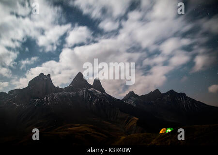 Nuit de pleine lune près du circuit d''Arves. Vallée de l'Arvan, le Dauphiné Alpes, France Europe Banque D'Images