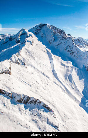 Vue aérienne de Monte Disgrazia en hiver avec la moraine créée par le Predarossa glacier. Valmasino Valtellina, Lombardie, Italie Europe Banque D'Images