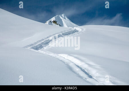 En piste sur la neige à Alpes Orobie Orobie Occidentales, vallée, Lombardie, Italie Banque D'Images