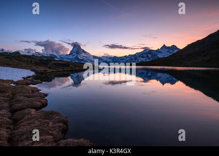 Coucher du soleil à Stellisee, dans l'arrière-plan le Mont Cervin, Valais, Suisse Banque D'Images