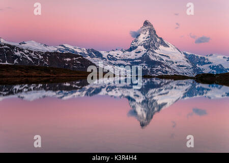 Suisse, Valais, le Cervin au lever du soleil reflétée au Stellisee, vallée de Zermatt Banque D'Images