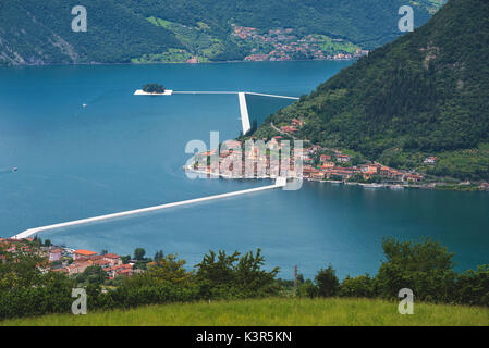 L'Europe, l'Italie, les quais flottants dans le lac d'Iseo, province de Brescia. Banque D'Images