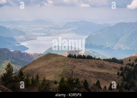 L'Europe, Italie, vue sur le lac d'Iseo depuis le Monte Guglielmo, province de Brescia. Banque D'Images