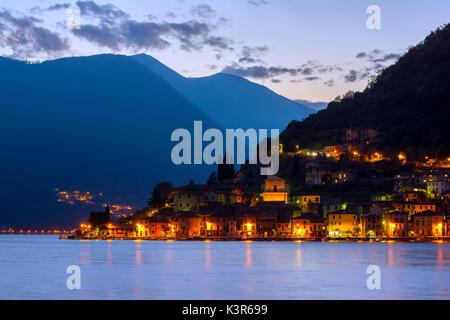 Peschiera Maraglio peu après le coucher du soleil, les lumières du petit village de Montisola, la plus grande île du lac 'en Europe, dans la province de Brescia, le lac d'Iseo Banque D'Images