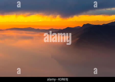 Le brouillard au coucher du soleil sur le lac d'Iseo. Les couchers de soleil d'hiver offrent toujours beaucoup d'émotions, le lac d'Iseo dans la province de Brescia Banque D'Images