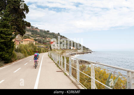 Ligurie, Italie. La piste cyclable d'azur à vélo Banque D'Images