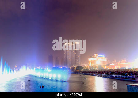 Dancing Water fountain à Nanchang dans la nuit avec des milliers de touristes profitant de la scène, Chine Banque D'Images