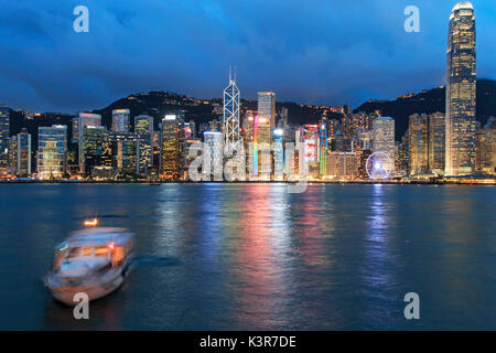 L'île de Hong Kong, de Kowloon, au crépuscule, en Chine Banque D'Images