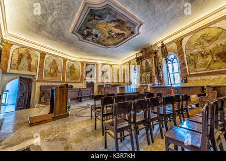 L'Italie, Trentin-Haut-Adige, San Romedio sanctuaire en Val di Non. Banque D'Images