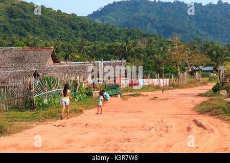 Nacpan, Philippines. Enfants jouant dans les rues du village d'Nacpan aux Philippines Banque D'Images