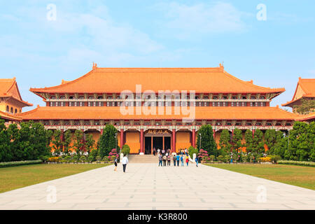 Kaohsiung, Taiwan. Fo Guang Shan buddist temple de Kaohsiung avec beaucoup de touristes par la marche. Banque D'Images