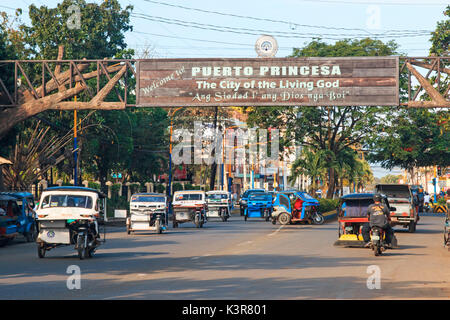 Puerto Princesa, Philippines. Street encombrée de nombreux tricycles, très commun dans les Philippines Banque D'Images