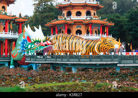 Dragon et Tigre de pagodes à l'étang de lotus, Kaohsiung, Taiwan Banque D'Images