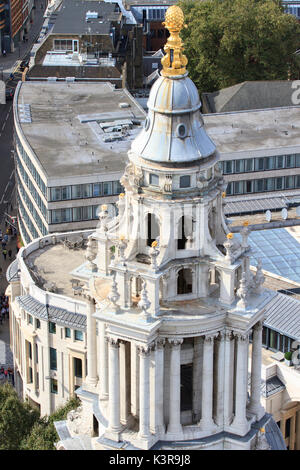 L'un des tours de l'ouest de la Cathédrale St Paul. Banque D'Images