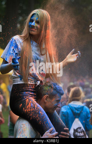 Les jeunes, heureux les gens danser pendant le festival des couleurs holi. Cieszyn, Pologne. Banque D'Images