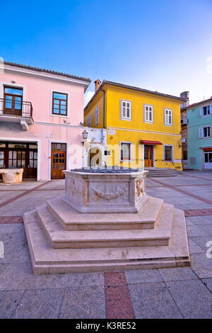 Ville de Krk place principale historique puits en pierre vue, région de Kvarner de Croatie Banque D'Images