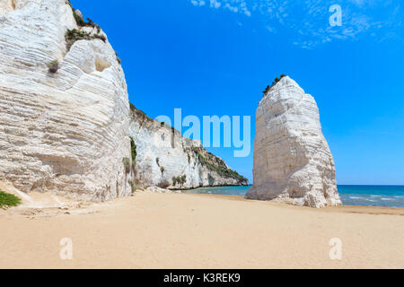 L'été plage pittoresque de Pizzomunno célèbre White Rock, à Vieste, Gargano, Côte d'Azur, France Banque D'Images