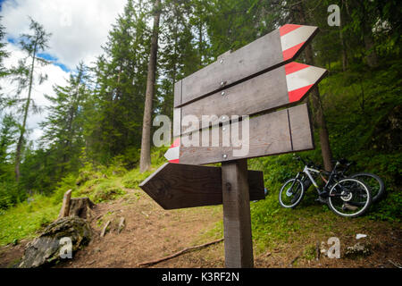 Sentier du bois des forêts signe vide vtt Banque D'Images