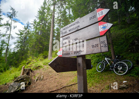 Sentieri Cai (le sentier de montagne italien signe) en Trentino Alto Adige Banque D'Images