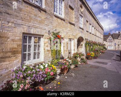 Le centre historique, début du xixe siècle, les bâtiments en pierre, avec la tontine de fleurs, dans Cecily Hill, Cirencester, Cotswolds, Gloucestershire, Angleterre, Royaume-Uni. Banque D'Images