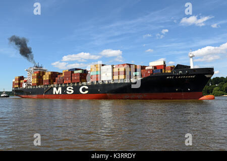 Le porte-conteneurs MSC Lausanne atteint le port de Hambourg. Banque D'Images