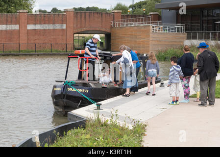 La libellule canal boat avec les passagers à l'embarquement pour un voyage le long de la voie navigable. Waitrose landing stage Swindon Wiltshire, UK. Août 2017 Banque D'Images