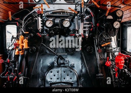 Vieux train à vapeur, la cabine du conducteur, personne. Cabine de locomotive vintage avec des valves, chaudières, tuyaux et les indicateurs de contrôle de pression Banque D'Images